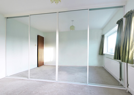 Mirrored sliding wardrobes Project image